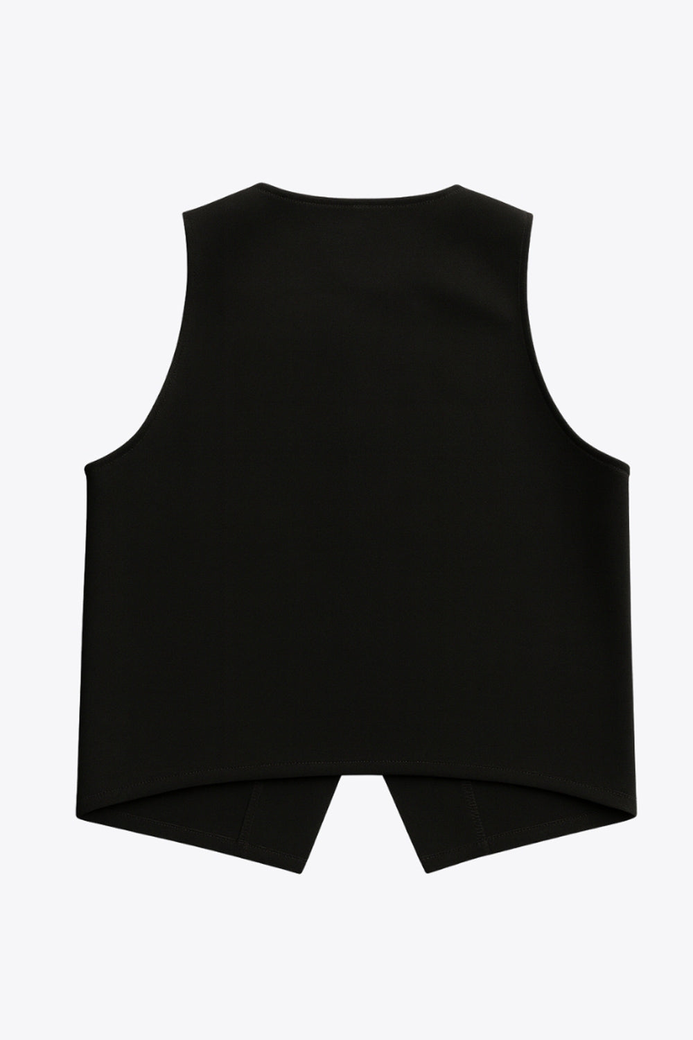 Chaleco corto de fit recto, cuello redondo y cierre frontal con hilera de botones en contraste. Detalle de abertura frontal en bajo.