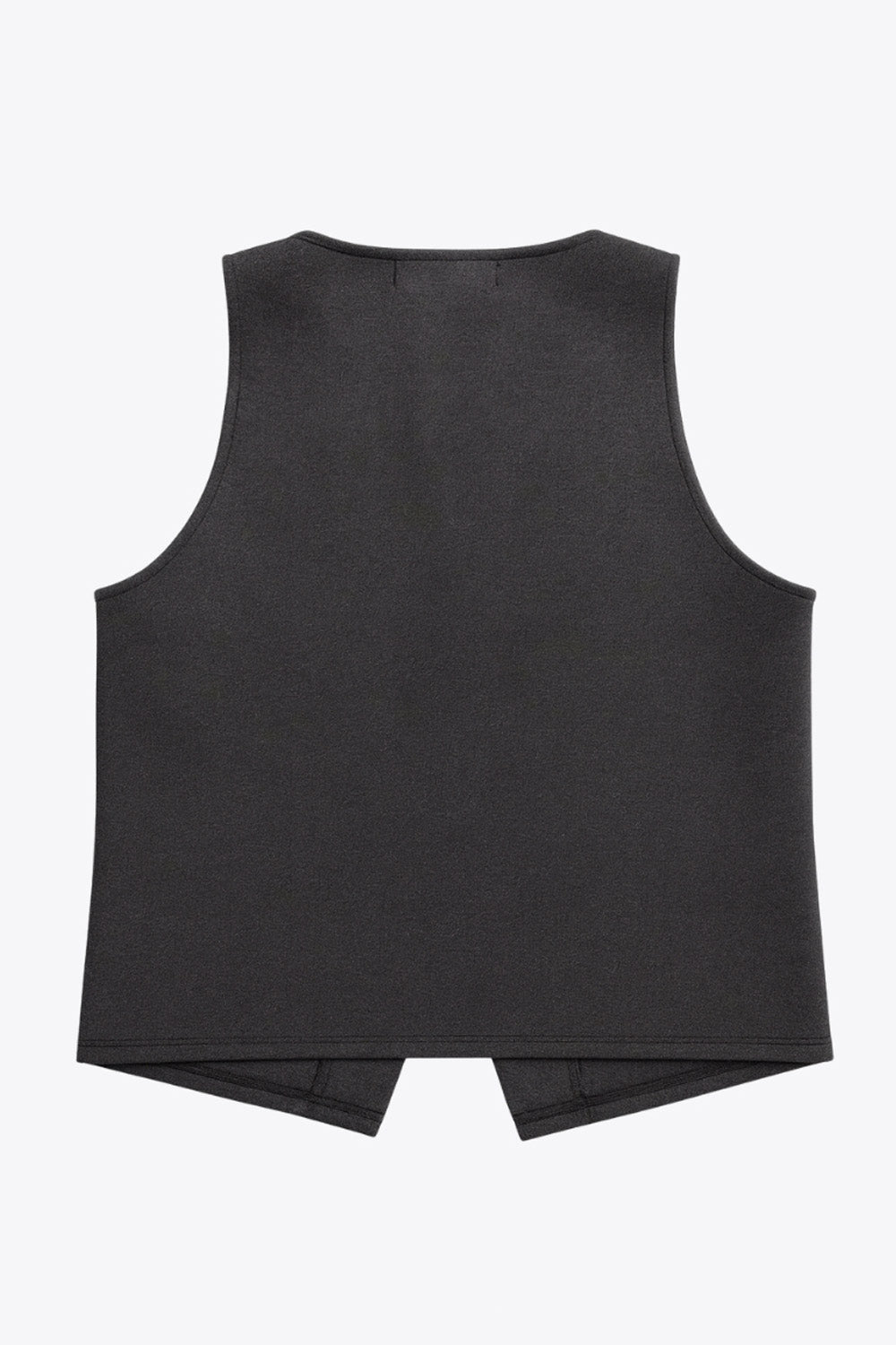 Chaleco corto de fit recto, cuello redondo y cierre frontal con hilera de botones en contraste. Detalle de abertura frontal en bajo.