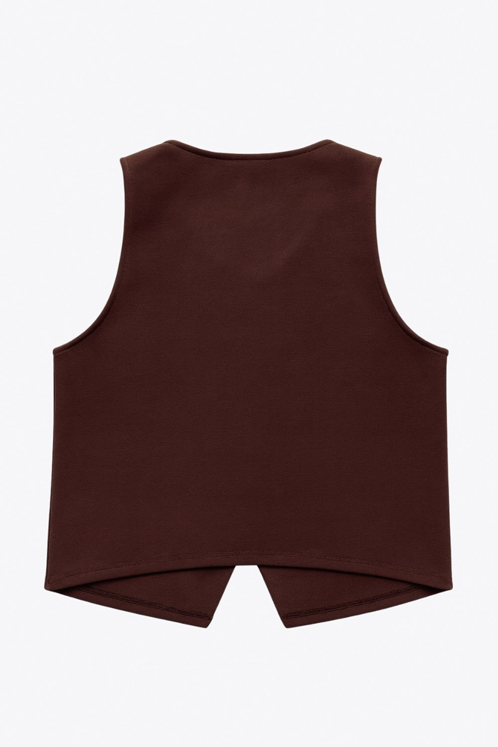 Chaleco corto de fit recto, cuello redondo y cierre frontal con hilera de botones en contraste. Detalle de abertura frontal en bajo.