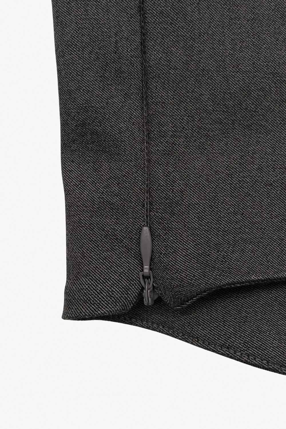 Chaleco corto cuello halter, fit ajustado, escote v, cierre frontal con hilera oculta de botones, vivos decorativos frontales y bajo v frontal. Escote en espalda y detalle de trabilla ajustable posterior.