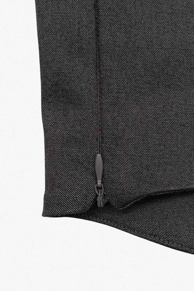 Chaleco corto cuello halter, fit ajustado, escote v, cierre frontal con hilera oculta de botones, vivos decorativos frontales y bajo v frontal. Escote en espalda y detalle de trabilla ajustable posterior.