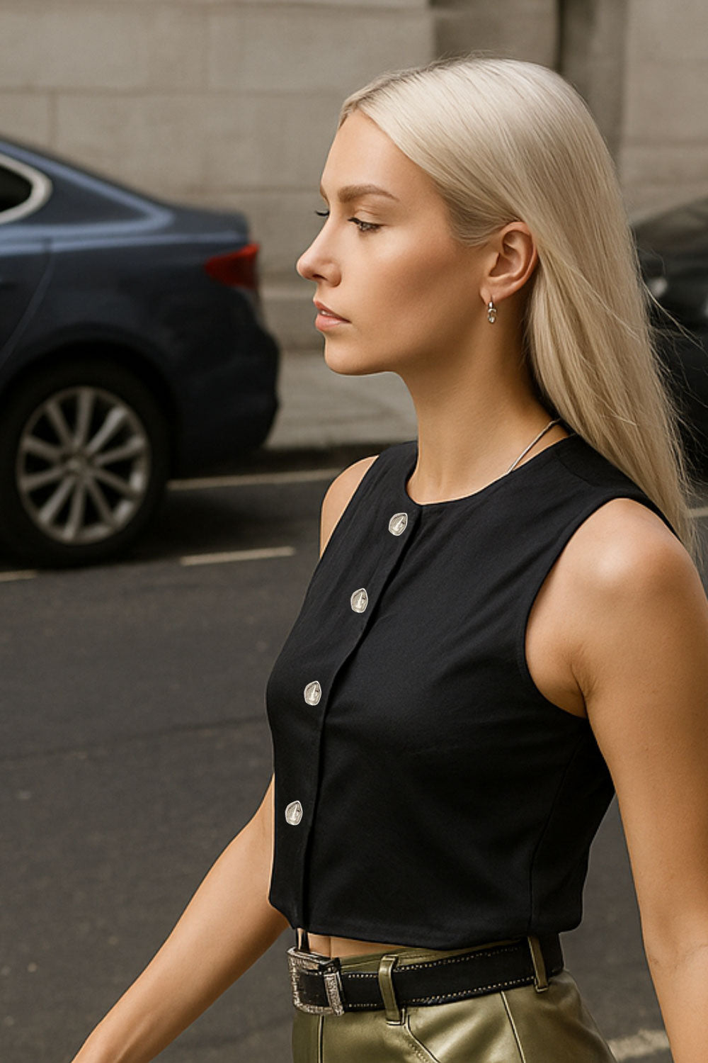 Chaleco corto de fit recto, cuello redondo, bajo frontal con abertura en v y cierre con hilera de botones en contraste.