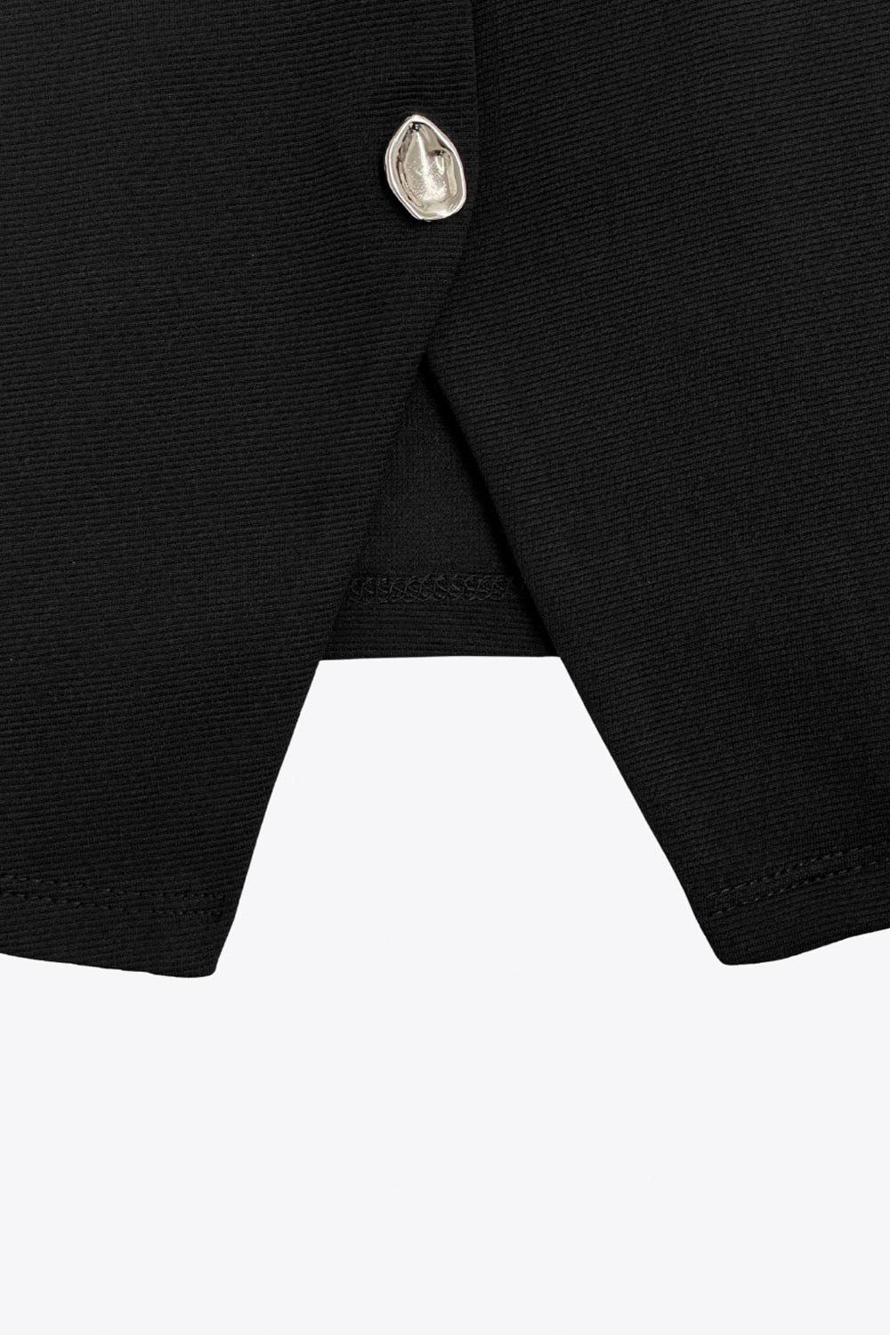 Chaleco corto de fit recto, cuello redondo, bajo frontal con abertura en v y cierre con hilera de botones en contraste.