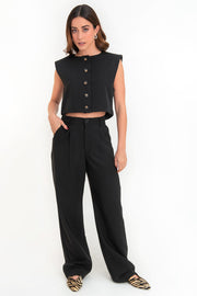 Chaleco corto de fit recto, cuello redondo, con hombreras y cierre frontal con hilera de botones en contraste.