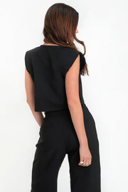 Chaleco corto de fit recto, cuello redondo, con hombreras y cierre frontal con hilera de botones en contraste.