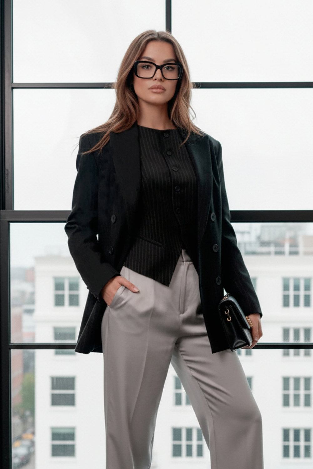 Chaleco de estampado rayas, fit recto, cuello barco, pinzas frontales, vivos decorativos, abertura en bajo y cierre frontal con hilera de botones.