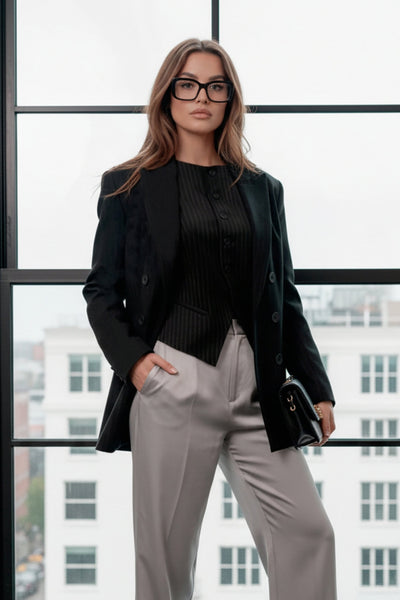 Chaleco de estampado rayas, fit recto, cuello barco, pinzas frontales, vivos decorativos, abertura en bajo y cierre frontal con hilera de botones.