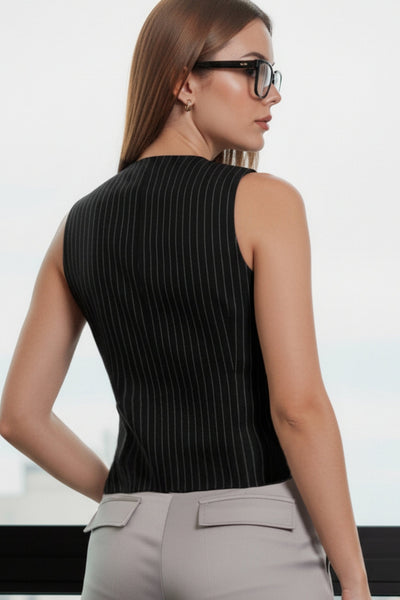 Chaleco de estampado rayas, fit recto, cuello barco, pinzas frontales, vivos decorativos, abertura en bajo y cierre frontal con hilera de botones.