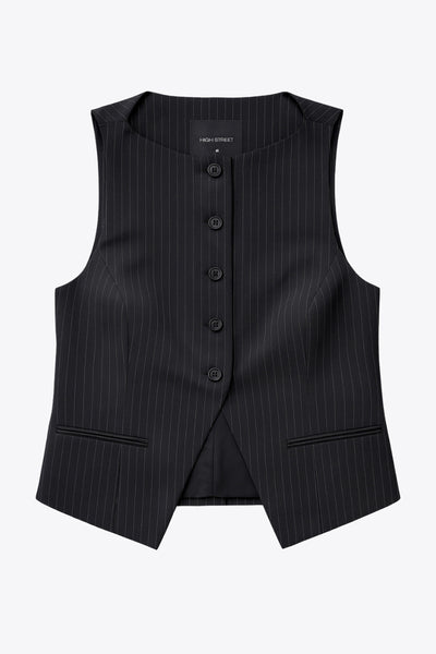 Chaleco de estampado rayas, fit recto, cuello barco, pinzas frontales, vivos decorativos, abertura en bajo y cierre frontal con hilera de botones.