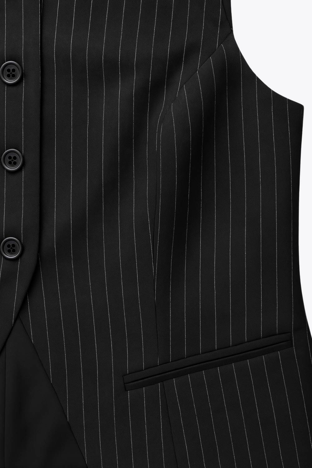 Chaleco de estampado rayas, fit recto, cuello barco, pinzas frontales, vivos decorativos, abertura en bajo y cierre frontal con hilera de botones.