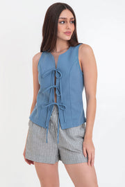 Chaleco de fit ajustado, cuello redondo, pinzas y lazado amarrable frontal.