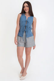 Chaleco de fit ajustado, cuello redondo, pinzas y lazado amarrable frontal.