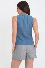 Chaleco de fit ajustado, cuello redondo, pinzas y lazado amarrable frontal.