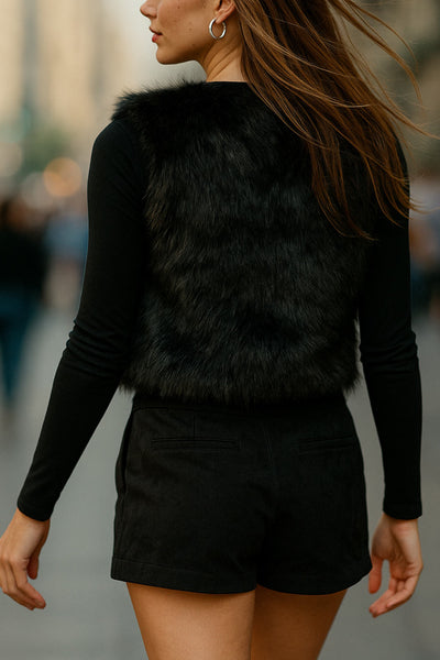 Chaleco corto abierto de efecto pelo, cuello en v y fit recto.