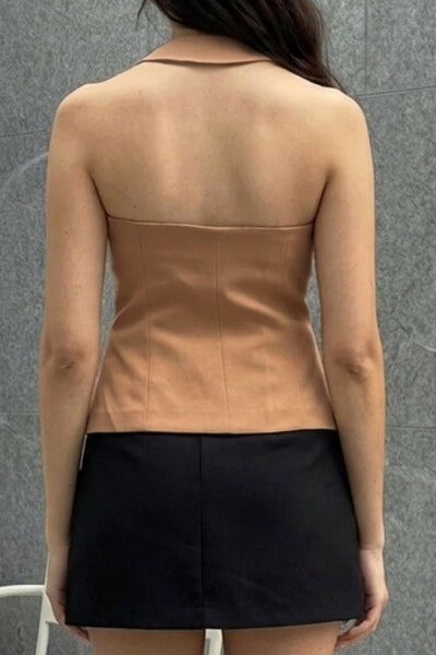 Chaleco corto halter, de fit ajustado, cuello redondo, cierre frontal con hilera oculta de botones, en contraste, pinzas frontales y abertura en bajo. Detalle de escote en espalda.