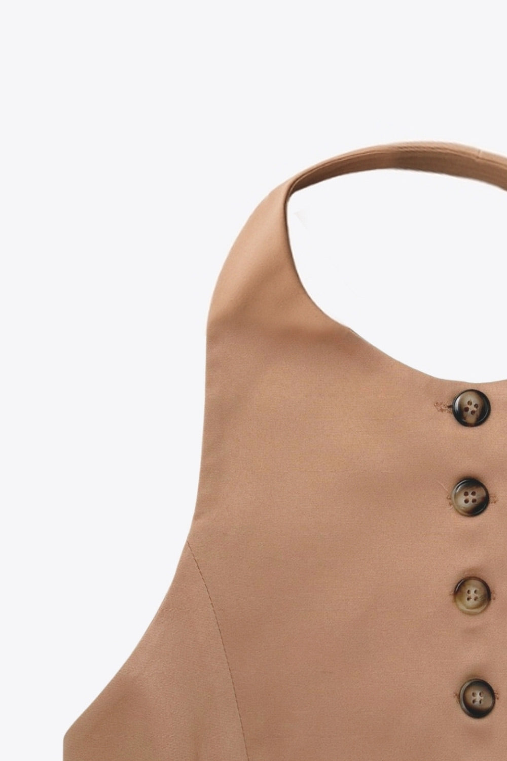 Chaleco corto halter, de fit ajustado, cuello redondo, cierre frontal con hilera oculta de botones, en contraste, pinzas frontales y abertura en bajo. Detalle de escote en espalda.