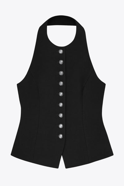 Chaleco corto halter, de fit ajustado, cuello redondo, cierre frontal con hilera oculta de botones, en contraste, pinzas frontales y abertura en bajo. Detalle de escote en espalda.