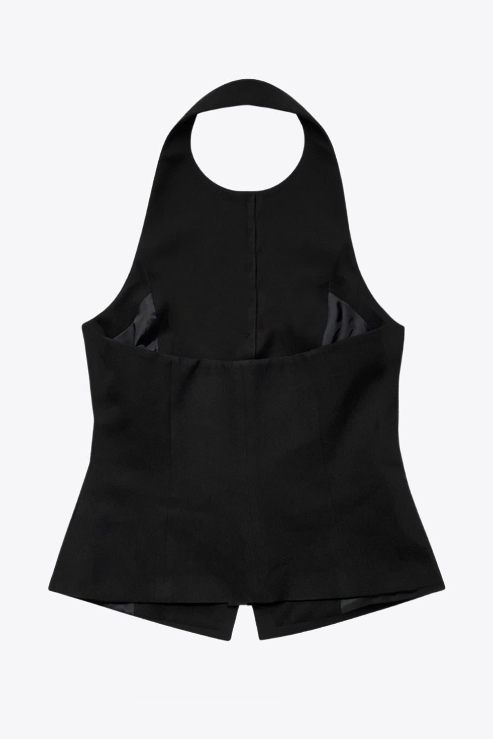 Chaleco corto halter, de fit ajustado, cuello redondo, cierre frontal con hilera oculta de botones, en contraste, pinzas frontales y abertura en bajo. Detalle de escote en espalda.