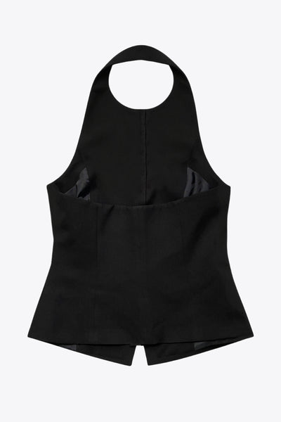 Chaleco corto halter, de fit ajustado, cuello redondo, cierre frontal con hilera oculta de botones, en contraste, pinzas frontales y abertura en bajo. Detalle de escote en espalda.