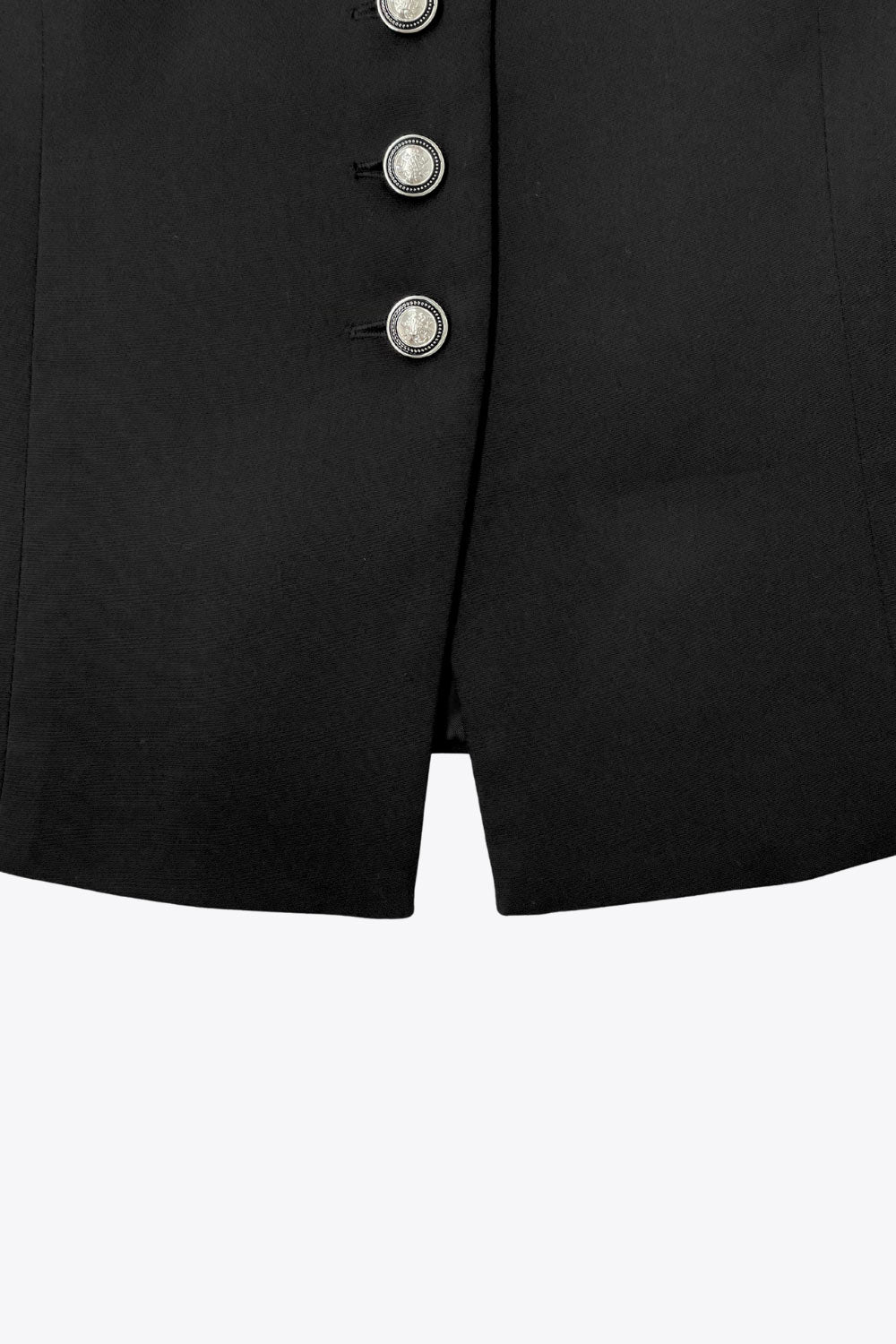 Chaleco corto halter, de fit ajustado, cuello redondo, cierre frontal con hilera oculta de botones, en contraste, pinzas frontales y abertura en bajo. Detalle de escote en espalda.