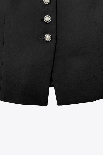 Chaleco corto halter, de fit ajustado, cuello redondo, cierre frontal con hilera oculta de botones, en contraste, pinzas frontales y abertura en bajo. Detalle de escote en espalda.