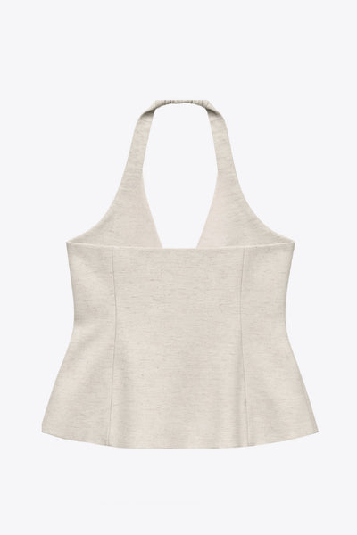 Chaleco corto de cuello halter con elástico posterior, fit ajustado, escote v, pinzas frontales, vivos decorativos frontales y bajo curveado. Cierre frontal con botón en contraste.