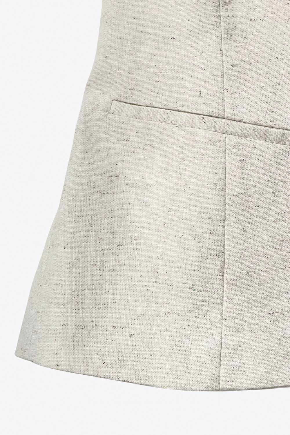 Chaleco corto de cuello halter con elástico posterior, fit ajustado, escote v, pinzas frontales, vivos decorativos frontales y bajo curveado. Cierre frontal con botón en contraste.