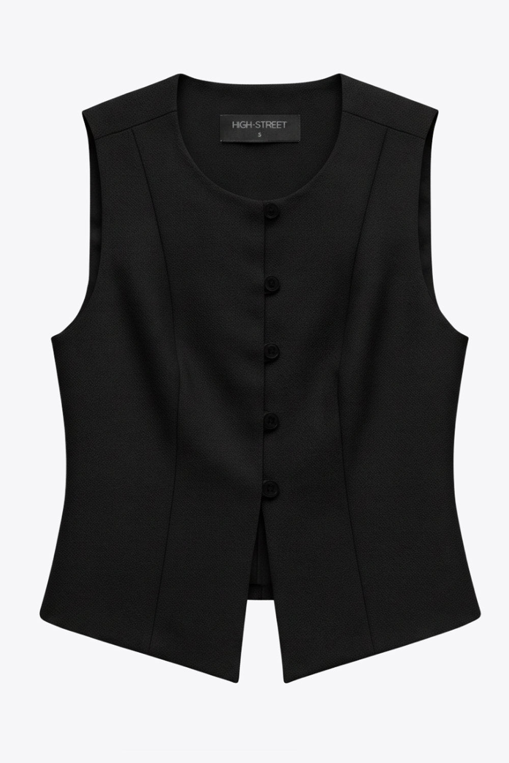 Chaleco ajustado con pinzas, cuello redondo, bajo v frontal con abertura y cierre con hilera de botones. Detalle de trabilla con hebilla posterior en contraste.