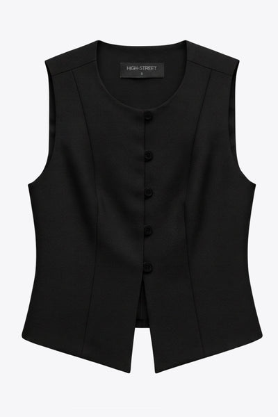 Chaleco ajustado con pinzas, cuello redondo, bajo v frontal con abertura y cierre con hilera de botones. Detalle de trabilla con hebilla posterior en contraste.