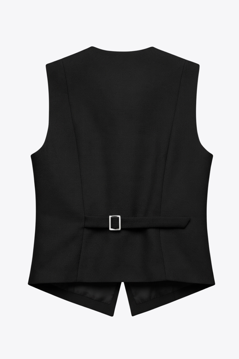 Chaleco ajustado con pinzas, cuello redondo, bajo v frontal con abertura y cierre con hilera de botones. Detalle de trabilla con hebilla posterior en contraste.