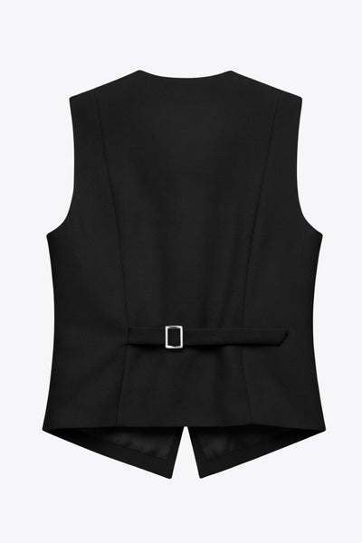 Chaleco ajustado con pinzas, cuello redondo, bajo v frontal con abertura y cierre con hilera de botones. Detalle de trabilla con hebilla posterior en contraste.