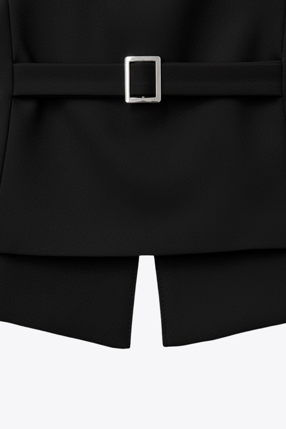 Chaleco ajustado con pinzas, cuello redondo, bajo v frontal con abertura y cierre con hilera de botones. Detalle de trabilla con hebilla posterior en contraste.