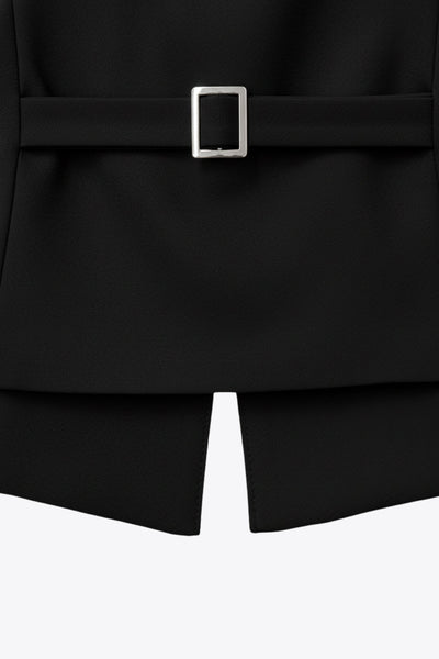 Chaleco ajustado con pinzas, cuello redondo, bajo v frontal con abertura y cierre con hilera de botones. Detalle de trabilla con hebilla posterior en contraste.