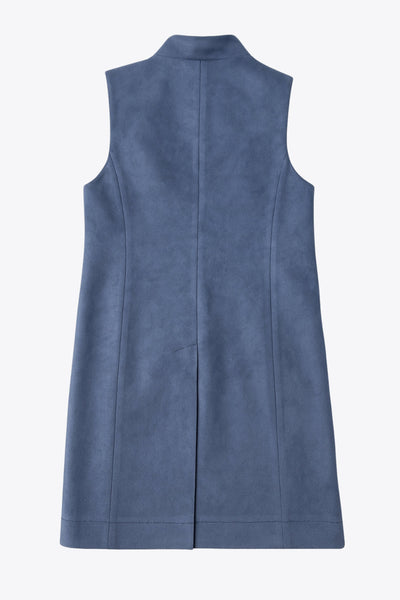 Chaleco largo abierto de fit recto, con solapa y bolsillos delanteros con vivos. Detalle de abertura posterior en bajo.