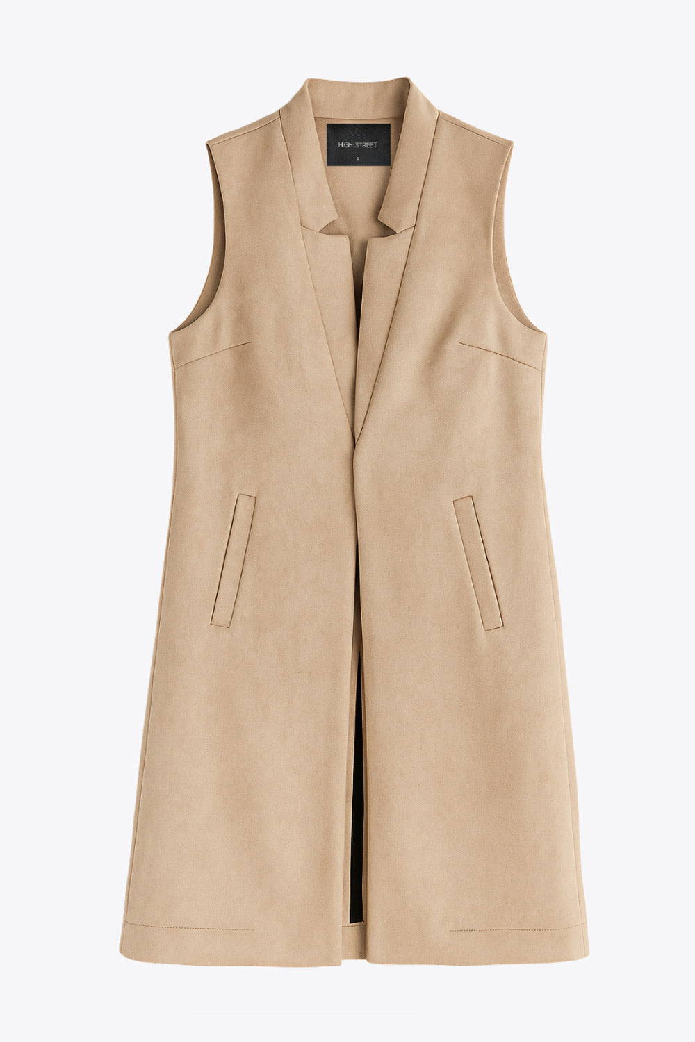 Chaleco largo abierto de fit recto, con solapa y bolsillos delanteros con vivos. Detalle de abertura posterior en bajo.