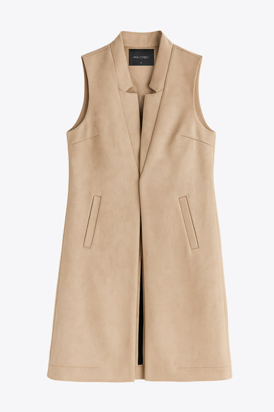 Chaleco largo abierto de fit recto, con solapa y bolsillos delanteros con vivos. Detalle de abertura posterior en bajo.