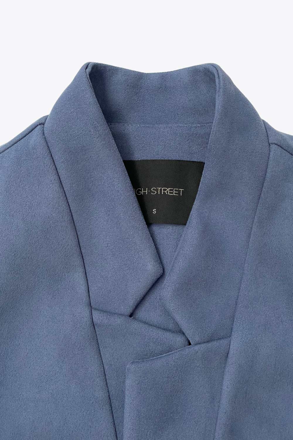 Chaleco largo abierto de fit recto, con solapa y bolsillos delanteros con vivos. Detalle de abertura posterior en bajo.