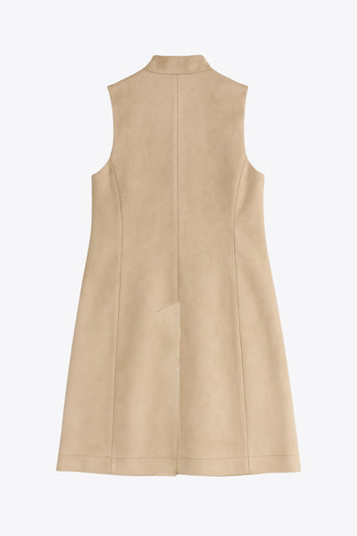 Chaleco largo abierto de fit recto, con solapa y bolsillos delanteros con vivos. Detalle de abertura posterior en bajo.