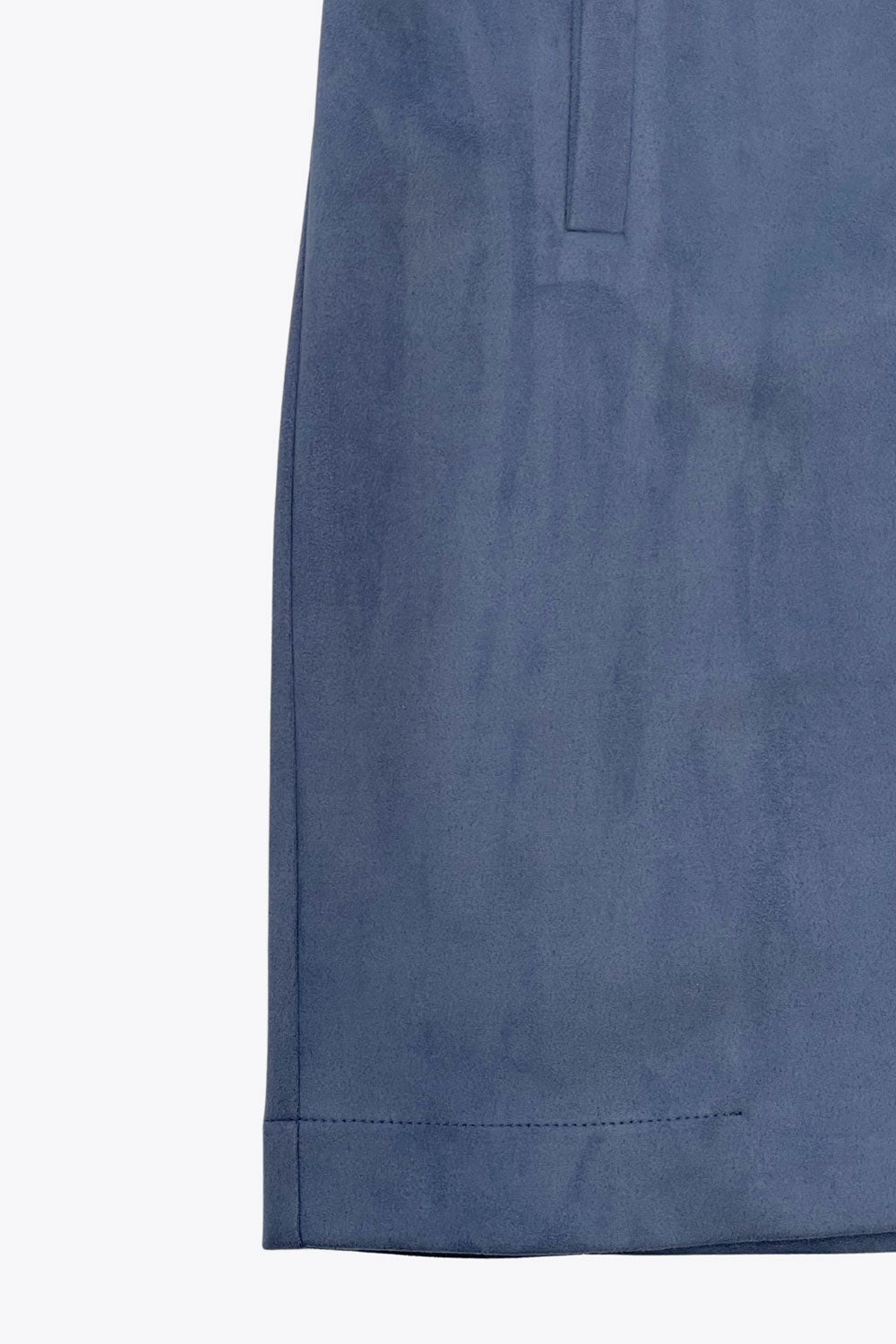 Chaleco largo abierto de fit recto, con solapa y bolsillos delanteros con vivos. Detalle de abertura posterior en bajo.