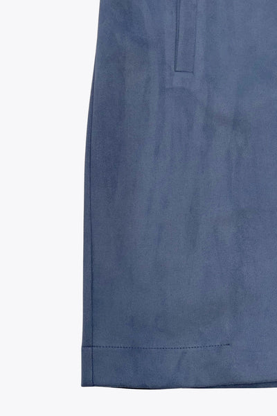 Chaleco largo abierto de fit recto, con solapa y bolsillos delanteros con vivos. Detalle de abertura posterior en bajo.