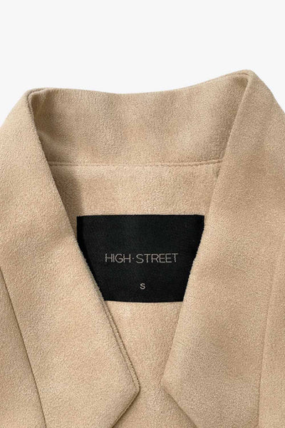 Chaleco largo abierto de fit recto, con solapa y bolsillos delanteros con vivos. Detalle de abertura posterior en bajo.