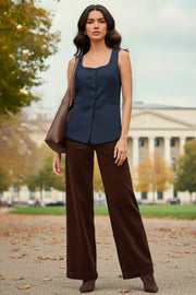 Chaleco largo de lino, fit recto, escote cuadrado, vivos decorativos frontales, bajo v frontal curveado con abertura y cierre con hilera de botones en contraste.