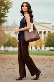 Chaleco largo de lino, fit recto, escote cuadrado, vivos decorativos frontales, bajo v frontal curveado con abertura y cierre con hilera de botones en contraste.