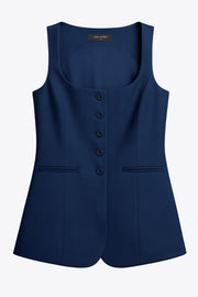 Chaleco largo de lino, fit recto, escote cuadrado, vivos decorativos frontales, bajo v frontal curveado con abertura y cierre con hilera de botones en contraste.