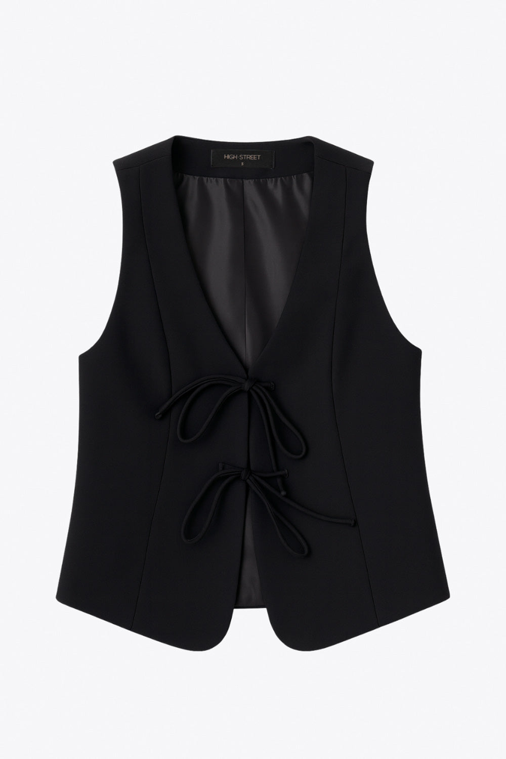 Chaleco de fit recto, cortes frontales, escote v redondeado y cierre frontal con lazos amarrables. Detalle de bajo curveado frontal.&nbsp;