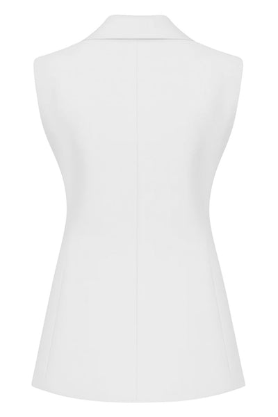 Chaleco de fit slim, con solapa, bolsillos delanteros con vivos y cierre frontal con botón.