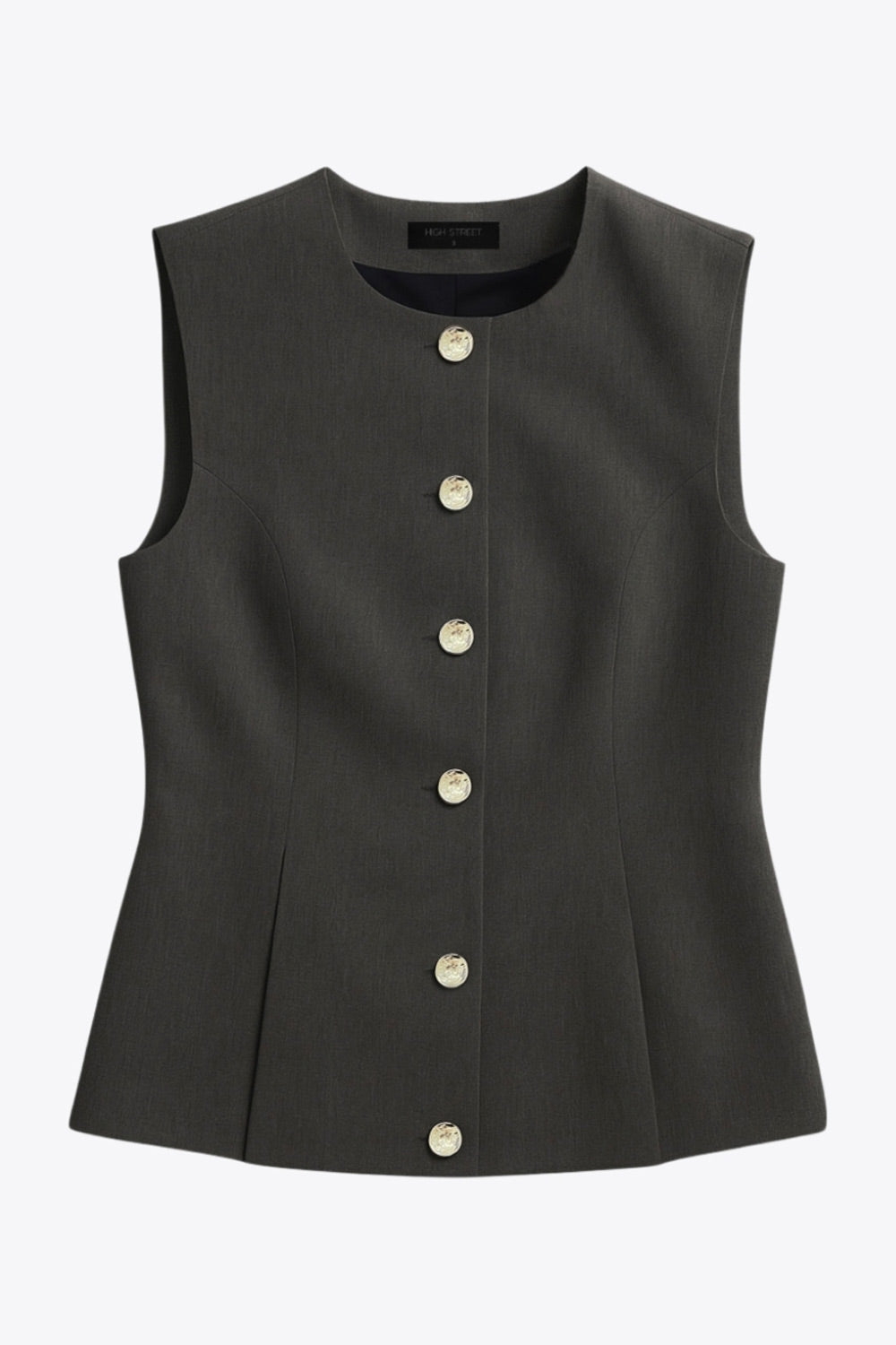 Chaleco ajustado con pinzas, corte en a, cuello redondo, tableado en bajo y cierre con hilera de botones en contraste.