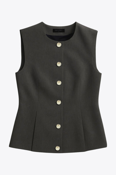 Chaleco ajustado con pinzas, corte en a, cuello redondo, tableado en bajo y cierre con hilera de botones en contraste.