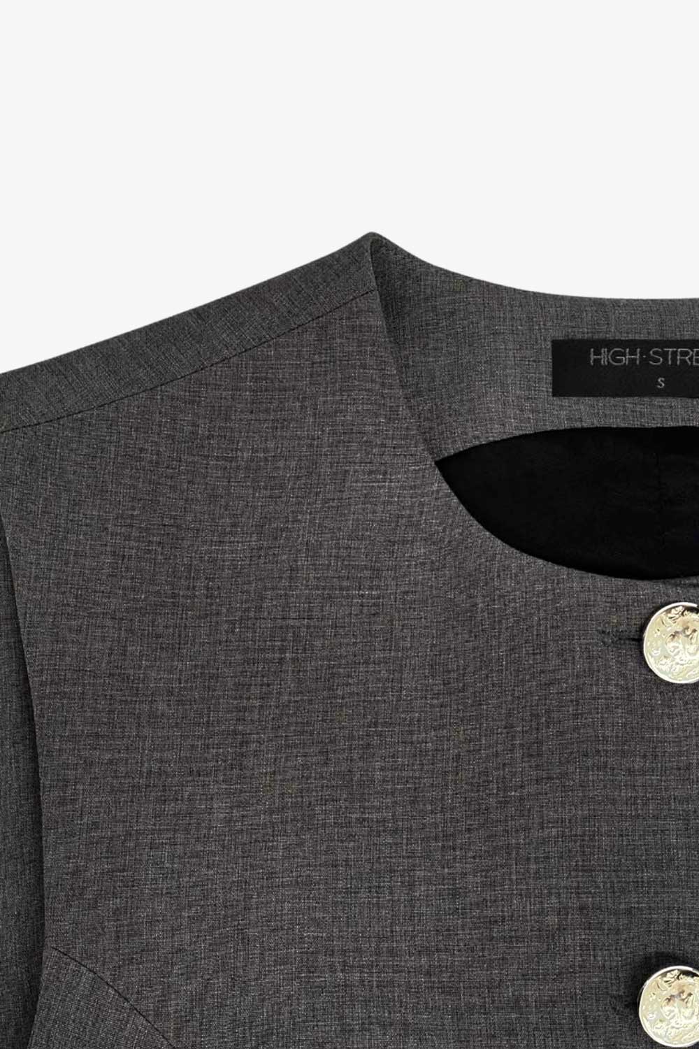 Chaleco ajustado con pinzas, corte en a, cuello redondo, tableado en bajo y cierre con hilera de botones en contraste.