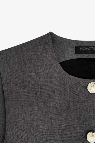 Chaleco ajustado con pinzas, corte en a, cuello redondo, tableado en bajo y cierre con hilera de botones en contraste.